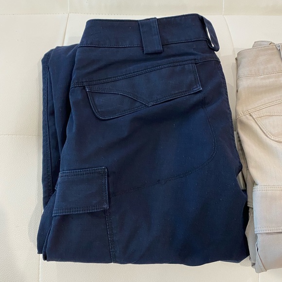5.11 Stryke women's pants size 4.

Total of 4 pants. 3 khaki and 1 navy blue. - Picture 8 of 13